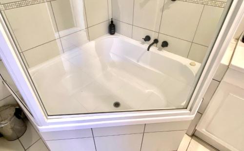 Bilik mandi di Urban Getaway Apartment Ipswich