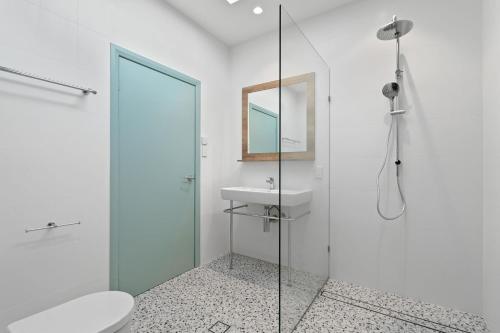 uma casa de banho com um chuveiro, um WC e um lavatório. em Shelly Beach Holiday Home em Shelly Beach