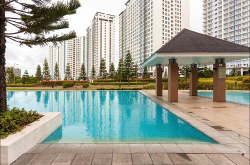 een zwembad in een stad met hoge gebouwen bij Da Condotel Tagaytay @ Wind Residences in Tagaytay