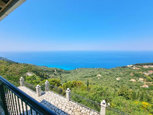 balcón con vistas al océano en Ionian Sensations - Villa Anastasia, en Kalamitsi