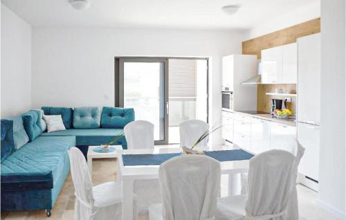 Kuchyňa alebo kuchynka v ubytovaní 2 Bedroom Lovely Apartment In Sibenik