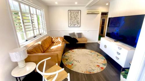 Televisyen dan/atau pusat hiburan di Urban Getaway Apartment Ipswich