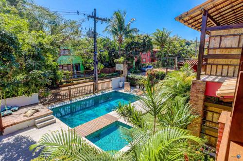 una vista aérea de una piscina en un patio en Barcaça Pousada, en Itacaré