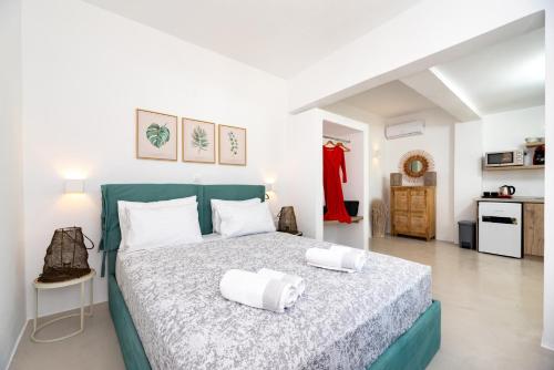 1 dormitorio con 1 cama con 2 almohadas en Aerenia Luxury Suites en Karterados