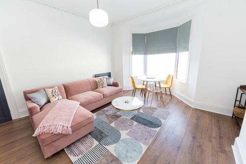 Ruang duduk di Coastline Villas - Heart of Redcar 1 & 2 Bed New Apartments, ideal for contractors and holidayers