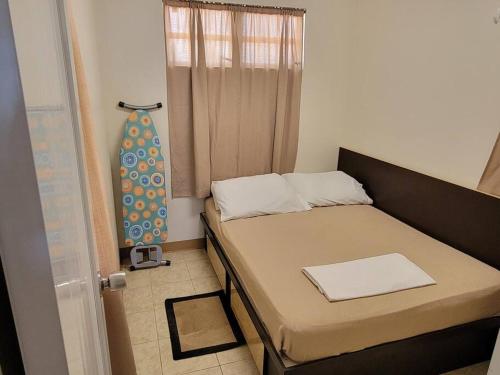 um pequeno quarto com uma cama e uma janela em Yaeliz Front Beach em Aguada