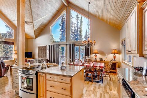 Dapur atau dapur kecil di Gorgeous Mountain Cabin with Expansive Glass - Willow Creek