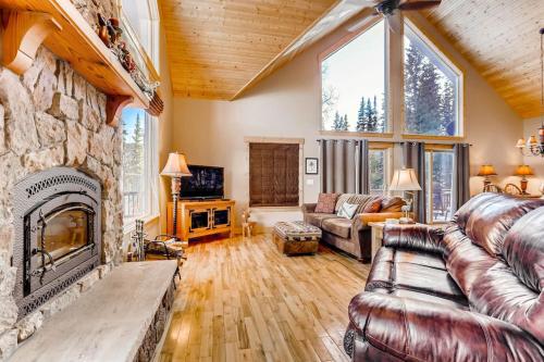 Televisyen dan/atau pusat hiburan di Gorgeous Mountain Cabin with Expansive Glass - Willow Creek
