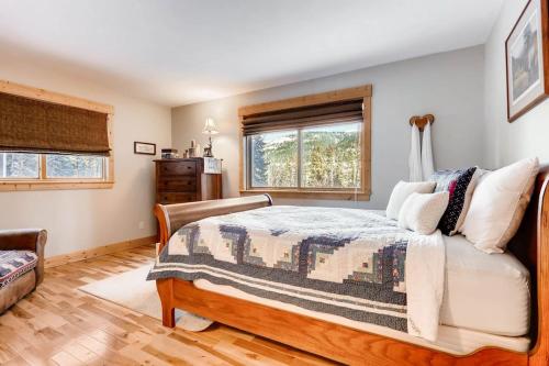 Katil atau katil-katil dalam bilik di Gorgeous Mountain Cabin with Expansive Glass - Willow Creek