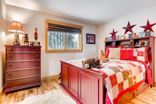 Katil atau katil-katil dalam bilik di Gorgeous Mountain Cabin with Expansive Glass - Willow Creek