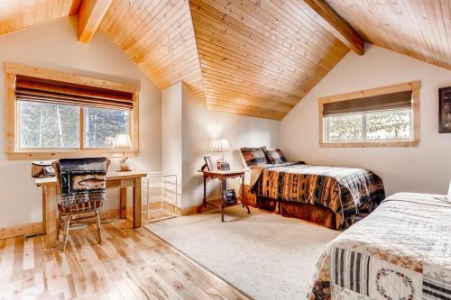 Posezení v ubytování Gorgeous Mountain Cabin with Expansive Glass - Willow Creek