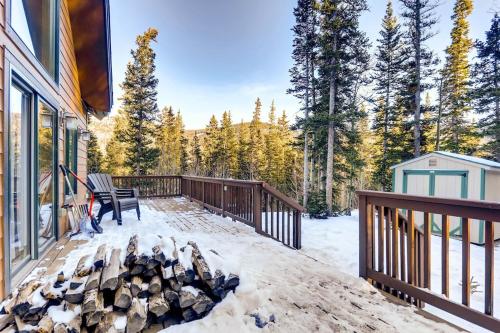 Gorgeous Mountain Cabin with Expansive Glass - Willow Creek semasa musim sejuk