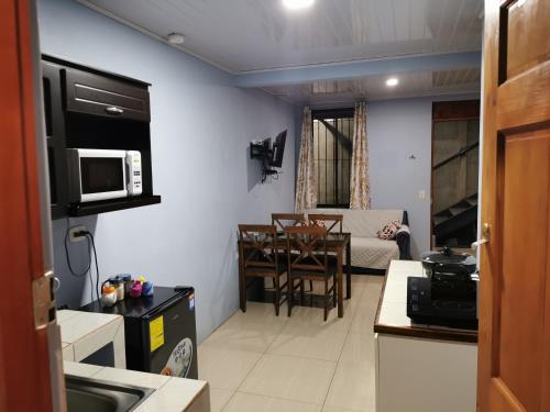 cocina pequeña y comedor con mesa en Apartamento con dos habitaciones, en San Isidro