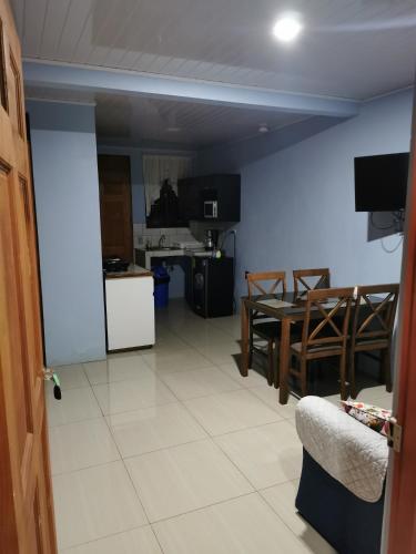 a kitchen and dining room with a table and chairs at Apartamento con dos habitaciones in San Isidro