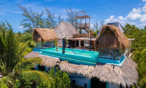 una villa con piscina e tetto di paglia di Hotel Villas Tiburon Adults Only a Isola Holbox