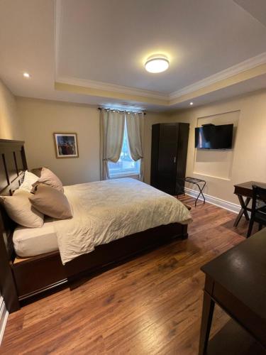 Postel nebo postele na pokoji v ubytování The Century House Bed and Breakfast Ottawa