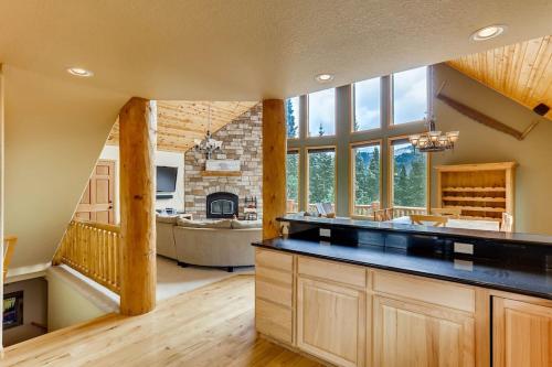 una grande cucina con una grande isola in una casa di Private Retreat with Hot Tub and Game Room - Mountain Vista ad Alma