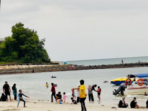 Ein Strand an oder in der Nähe der Villa