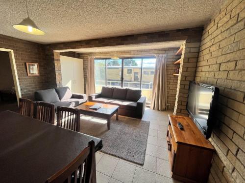 Χώρος καθιστικού στο Central Park 4 - 3BR Ground Floor Apartment l Central Location