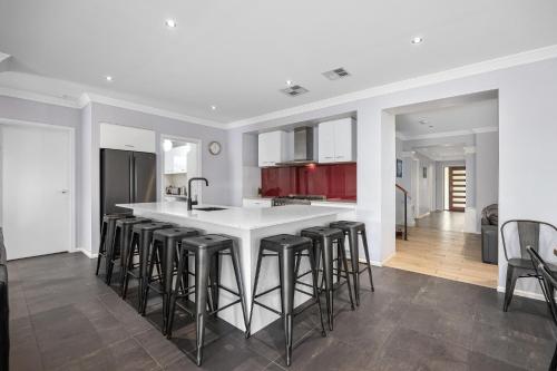 Η κουζίνα ή μικρή κουζίνα στο Luxury Coastal Escape - Spacious Group Accommodation