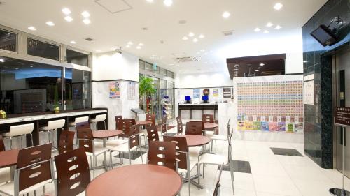 un restaurant avec des tables, des chaises et un comptoir dans l'établissement Toyoko Inn Tobu Utsunomiya eki Nishi guchi, à Utsunomiya