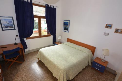 a bedroom with a bed and a window at Albergo Casa Al Sole in Greve in Chianti