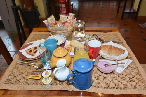a table with breakfast foods and drinks on it at Albergo Casa Al Sole in Greve in Chianti