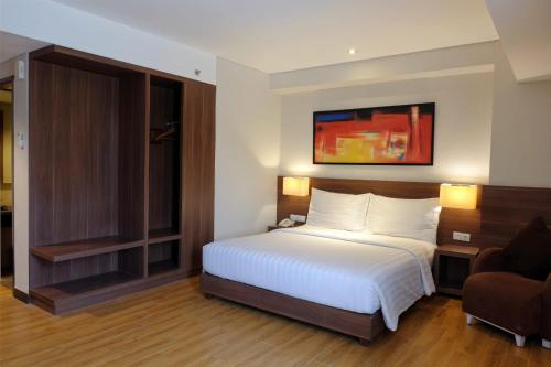 Postel nebo postele na pokoji v ubytování Next Hotel Yogyakarta
