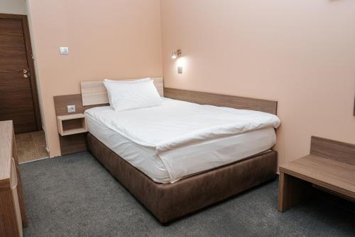 Tempat tidur dalam kamar di Hotel Tundzha - Renovated!