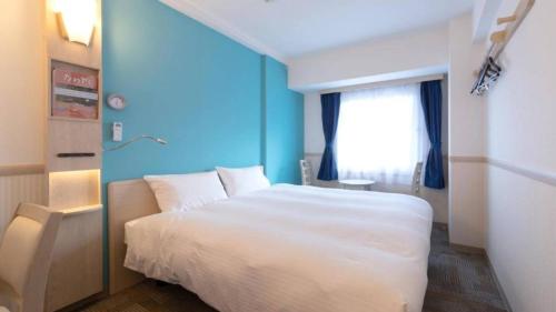Postel nebo postele na pokoji v ubytování Toyoko Inn Yokohama Shiei-chikatetsu Center Minami-eki