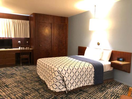 a hotel room with a bed and a desk at Curly Redwood Lodge in Crescent City