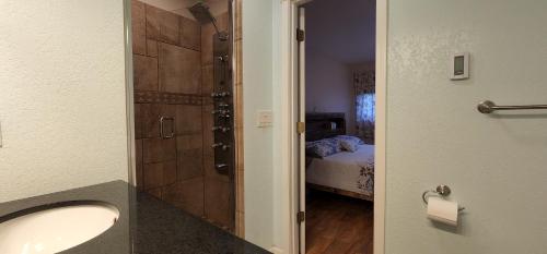 Kopalnica v nastanitvi Trinity Escapes - Two Bedroom two bathroom full Apartment near airport