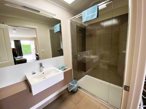 een badkamer met een wastafel en een douche bij Dalvue Motel in Terang