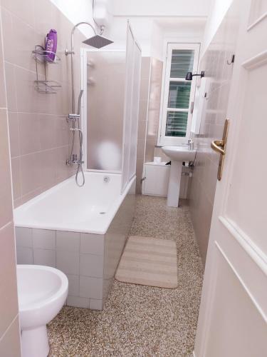 Bathroom sa Brignole C Genova Rooms