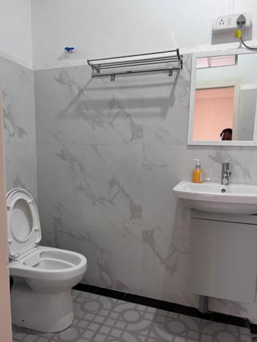 Hotel Dinthar Zara tesisinde bir banyo