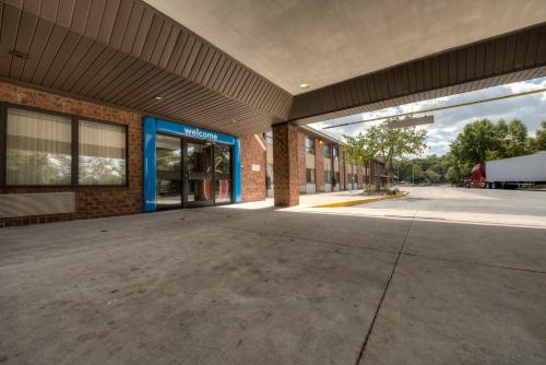 an empty parking lot in front of a building at Motel 6-Branford, CT - New Haven in Branford