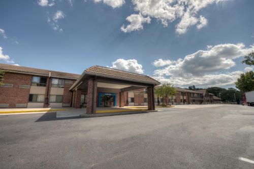 an empty parking lot in front of a building at Motel 6-Branford, CT - New Haven in Branford