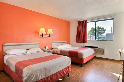 Un pat sau paturi într-o cameră la Motel 6-Fargo, ND - West Acres - North Fargo