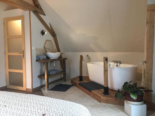 une salle de bain avec baignoire dans une chambre dans l'établissement L'Escale à Beauval - Maison 9 pers - Zoo de Beauval, à Saint-Aignan