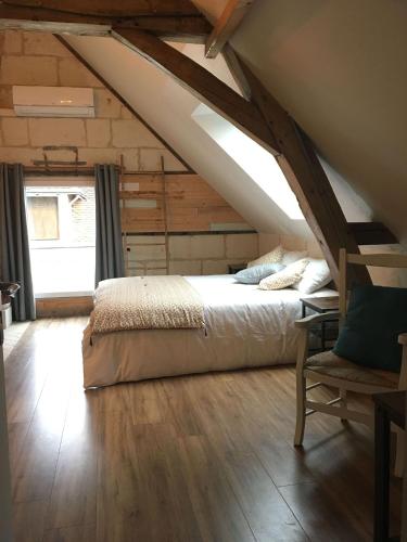 - une chambre mansardée dans l'établissement L'Escale à Beauval - Maison 9 pers - Zoo de Beauval, à Saint-Aignan