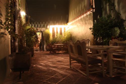 a restaurant with tables and chairs at night at La Casa del Atrio in Querétaro