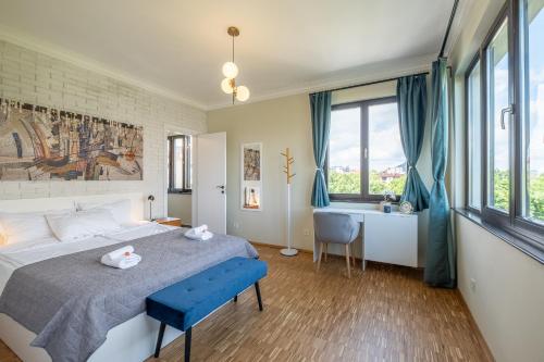 ein Schlafzimmer mit einem Bett, einem Schreibtisch und einem Fenster in der Unterkunft Sunrise 1BDRM View Apartment NDK Congress Centre in Sofia