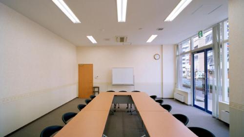 a conference room with a long table and chairs at Toyoko Inn Takasaki eki Nishi guchi No 1 in Takasaki
