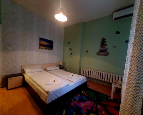 1 dormitorio con 1 cama en una habitación en Hotello, en Sofía