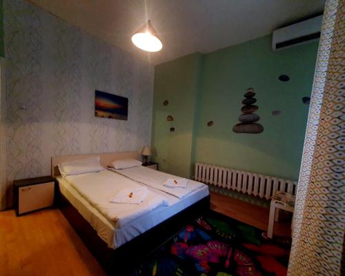 Ένα ή περισσότερα κρεβάτια σε δωμάτιο στο Hotello