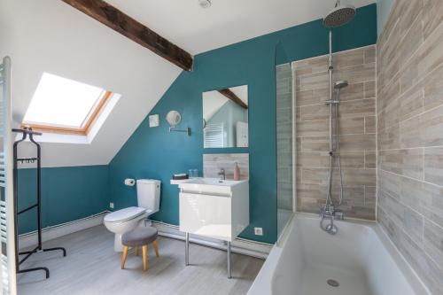 une salle de bain avec une baignoire, des toilettes et un lavabo dans l'établissement Maison du jardin botanique 7 min centre et Gare, à Tourcoing