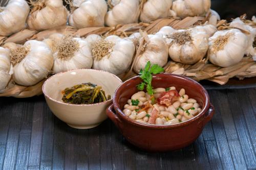 a table with a bowl of beans and onions at Agriturismo Masseria Cannella in Lesina