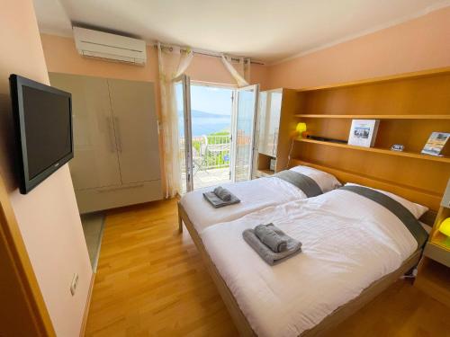 En eller flere senge i et værelse på Apartments Sams