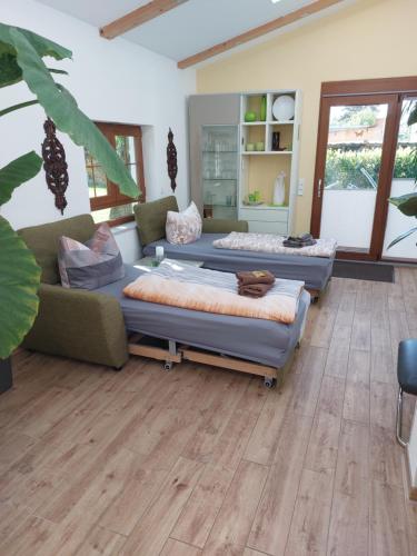 ein Wohnzimmer mit 2 Betten und einem Sofa in der Unterkunft Ferienhaus in Bernau bei Berlin in Bernau bei Berlin