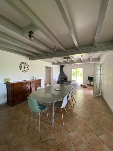 une salle à manger avec une table et des chaises dans l'établissement Baketsua, à Saint-Pée-sur-Nivelle